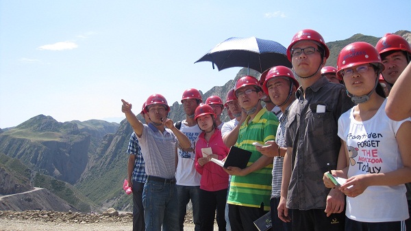 7��9����ʯ���Ӵ�W(xu��)��������顱�F(tu��n)�(du��)�ڶ���ǰ����˹����ˮ���м~��������(sh��)���{(di��o)�п�˹����ˮ���м~���̵ĵ��|(zh��)��r���D���(du��)�T��?c��)��J(r��n)�� (t��ng)ȡ�����ώ����v����