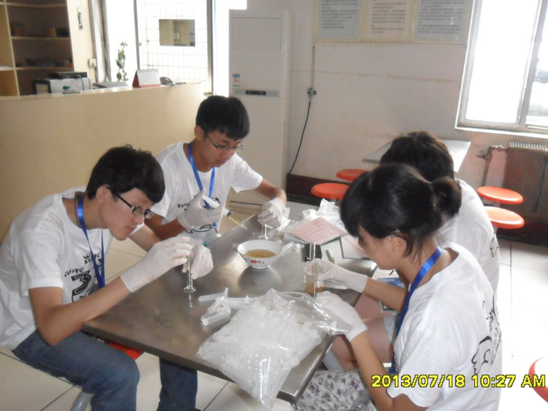 7��27�������ϴ�W(xu��)���YԴ�ɡ��������(hu��)��(sh��)�`���(du��)���_(d��)��һ��(g��)��(sh��)�`�ء����ĳ����(du��)�T���R��ͣ��ǰ����һ��(g��)ȡ���c(di��n)�M(j��n)��ȡ�ӹ������D���(du��)�T��?c��)ڌ?00ml�Ę�Ʒ�b�M(j��n)20��(g��)С������ԇ��ƿ����