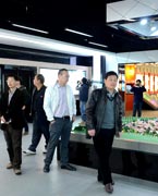 晉江城市展館　　晉江城市展館大樓位于世紀(jì)大道西側(cè)，于2004年12月動(dòng)工建設(shè)，地上四層、地下一層，總建筑面積為18645平方米，項(xiàng)目總投資為7500萬(wàn)元。