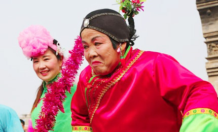 ���՝}�ϴ����һ���׻��(d��ng)���ʼ������L(f��ng)茹�������(l��i)����������Ť����(l��i)��2��16�գ������һ�@�����}�Ͽh�e�����S����ʵĽ��^�Ļ����(d��ng)�����y(t��ng)���׶��˶������ζ����������Ⱥ���[�´����g�gϲϲ�^���꣬׌��(ji��)�՝}�Ǹ��ӽk����ʡ���Ԕ��(x��)�� 