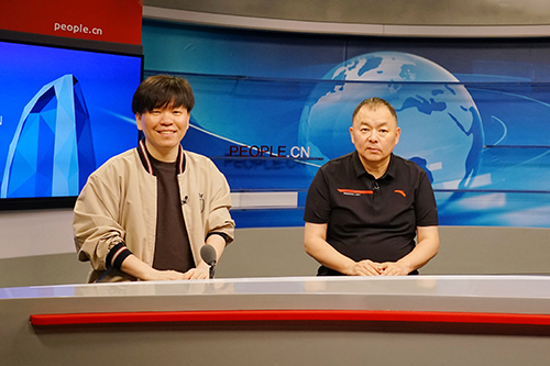 電影頻道節(jié)目中心副總編輯王平久（右）、音樂制作人常石磊（左）做客人民網(wǎng)。人民網(wǎng)記者 皇甫萬里 攝