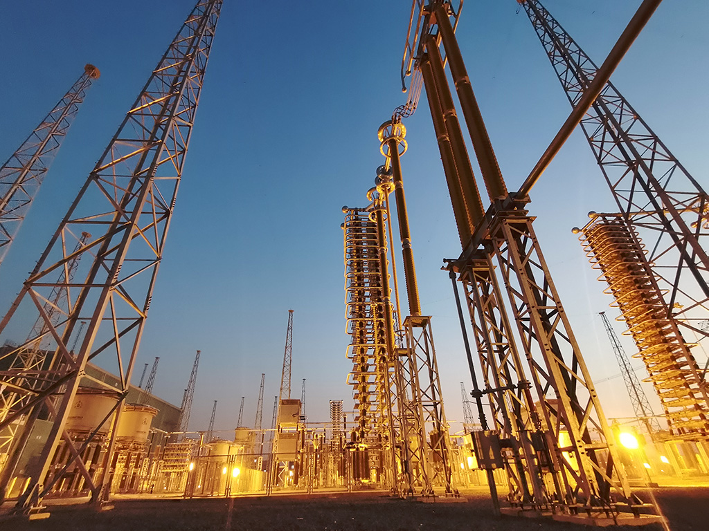 ±660kV巴基斯坦默蒂亞里-拉合爾（默拉）直流輸電項目拉合換流站夜景。（國家電網(wǎng)供圖）