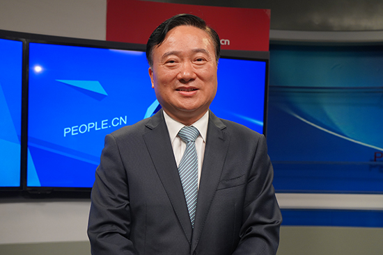 中國五礦集團有限公司黨組書記、董事長翁祖亮做客人民網(wǎng)。實習生趙晉杰攝