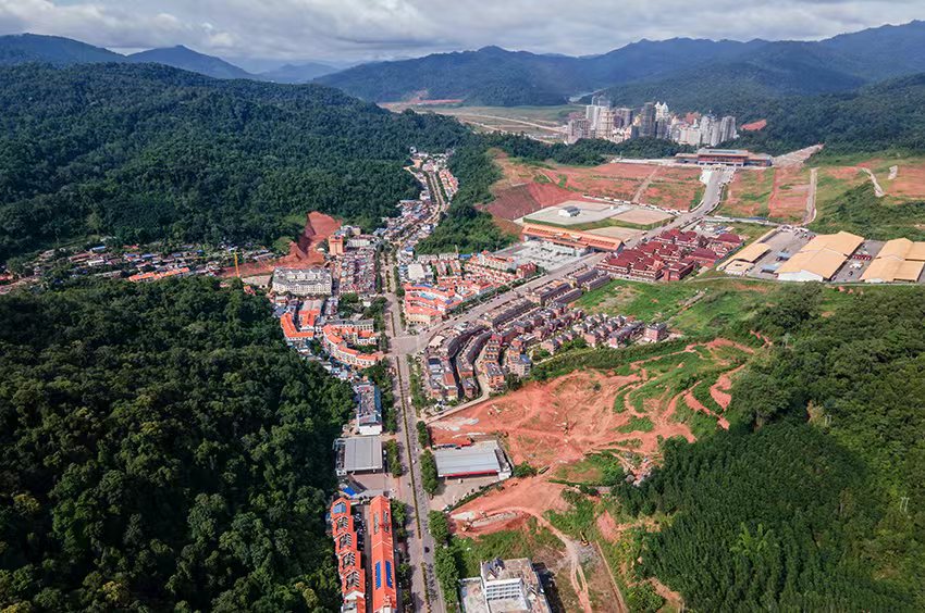 磨憨口岸俯瞰，右前方高層白色建筑群為老撾境內(nèi)。人民網(wǎng)記者 符皓攝