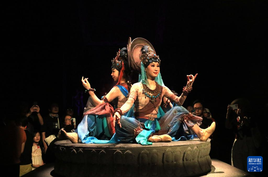 8月5日晚，游客在甘肅省敦煌市觀看大型洞窟式沉浸體驗劇《樂動敦煌》。 新華社發(fā)（張曉亮 攝）