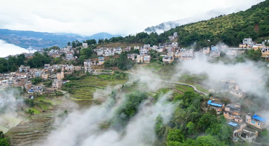 云南紅河：雨后的哈尼村寨美成水墨畫