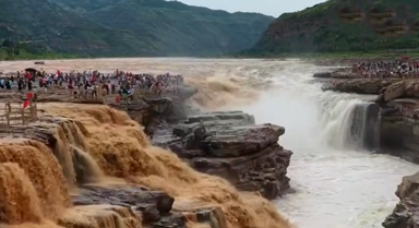 黃河壺口瀑布現(xiàn)“半清半濁”獨(dú)特景觀